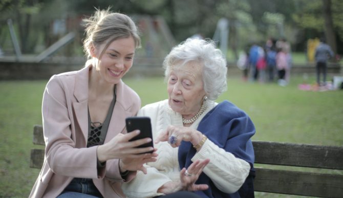 Pingil telefoni vaadanud noor naine ja vana naine