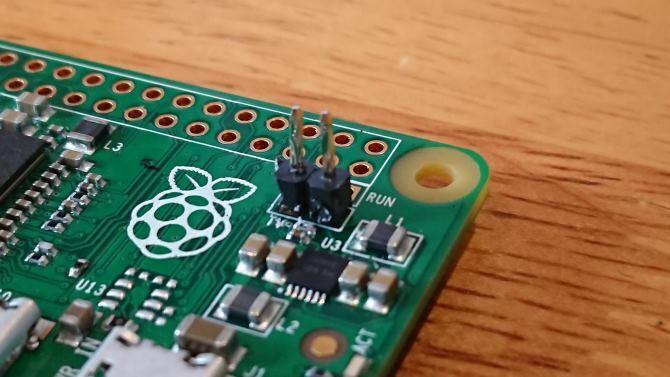 Vaarika Pi Zero koos DIY tihvti päisega komposiitvideo jaoks