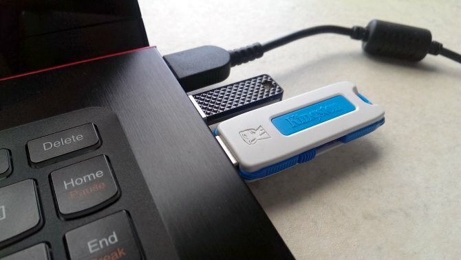 Kingstoni USB-draiv on ühendatud sülearvutiga