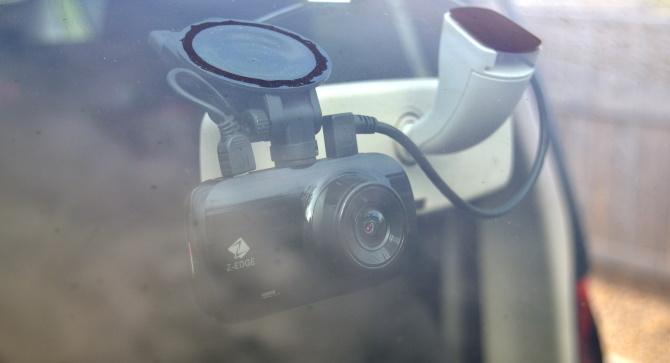 Aknasse paigaldatud Z-EDGE Z3D Dashcam