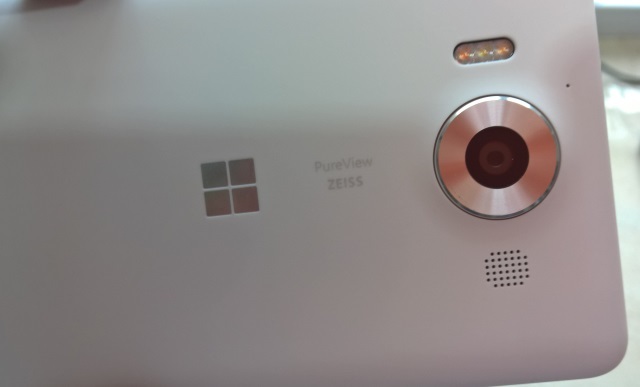 muo-hardwarereview-lumia950-plastik