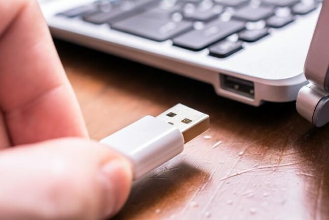 Inimene ühendab USB-seadme arvutist lahti